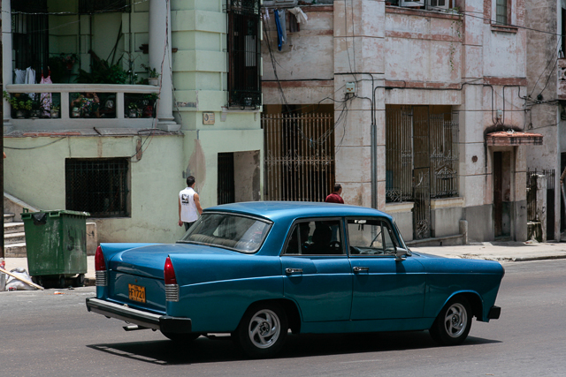 Voitures européennes des années 50 à Cuba d'après la série 