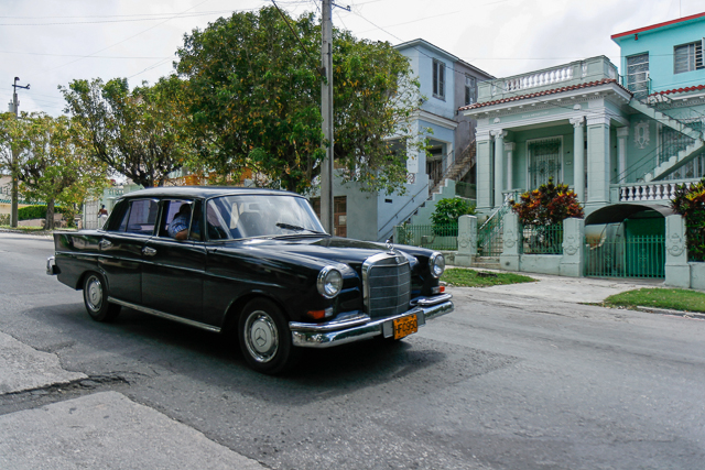 Voitures européennes des années 50 à Cuba d'après la série 