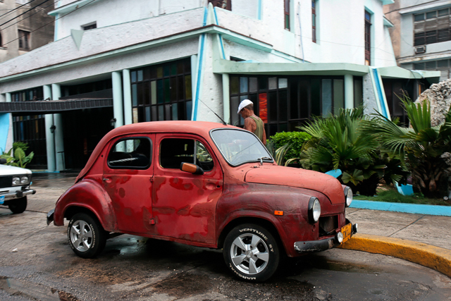 Voitures européennes des années 50 à Cuba d'après lasérie 