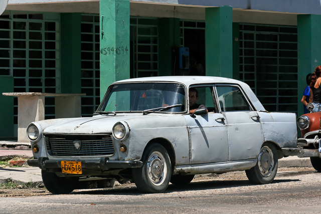 Voitures européennes des années 50 à Cuba d'après la série 