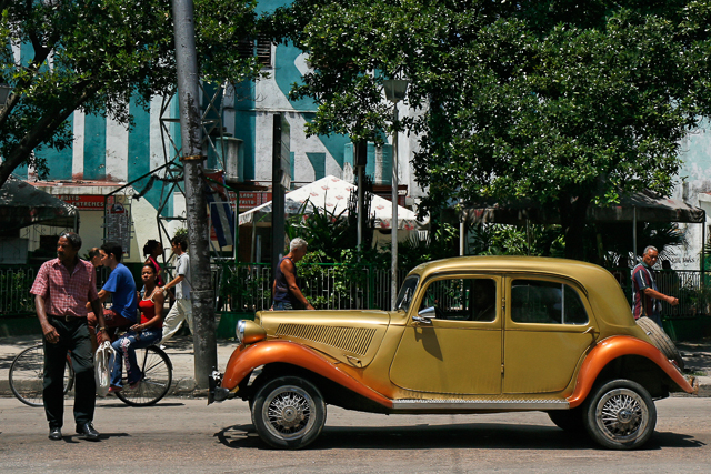 Voitures européennes des années 50 à Cuba d'après la série 