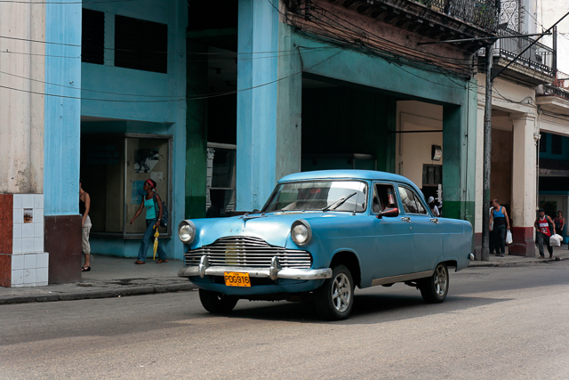 Voitures européennes des années 50 à Cuba d'après la série 