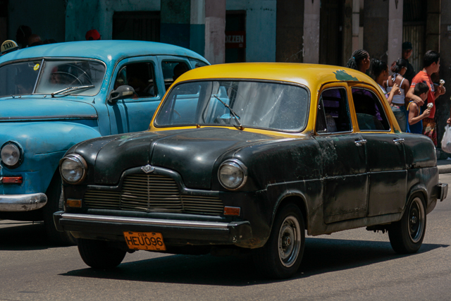 Voitures européennes des années 50 à Cuba d'après la série 