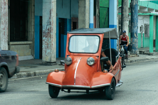 Voitures européennes des années 50 à Cuba d'après la série 