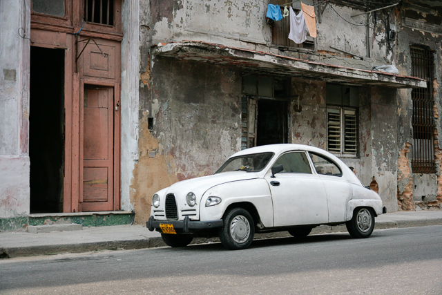 Voitures européennes des années 50 à Cuba d'après la série 