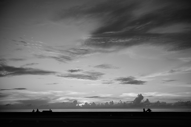 La jeunesse cubaine sur le Malecon - La Havane - Cuba - Photo de Charles GUY