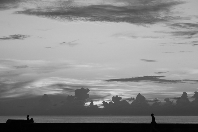 La jeunesse cubaine sur le Malecon - La Havane - Cuba - Photo de Charles GUY