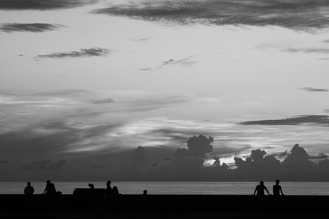 La jeunesse cubaine sur le Malecon - La Havane - Cuba - Photo de Charles GUY