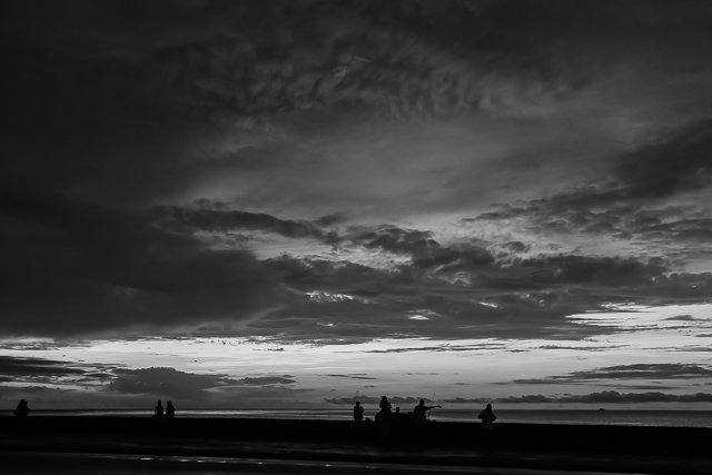 La jeunesse cubaine sur le Malecon - La Havane - Cuba - Photo de Charles GUY