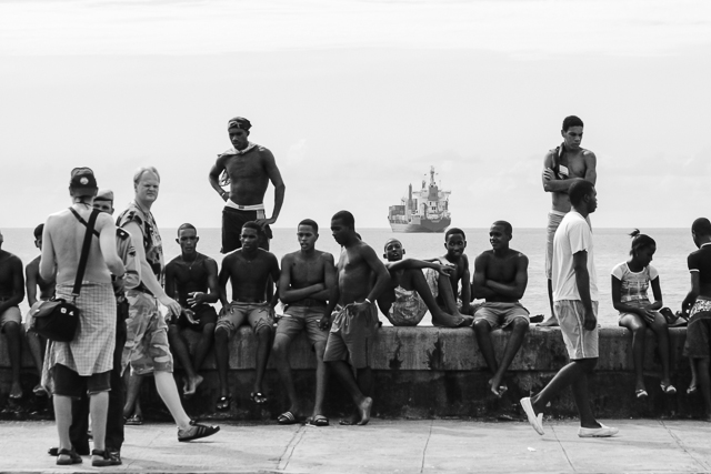 La jeunesse cubaine sur le Malecon - La Havane - Cuba - Photo de Charles GUY