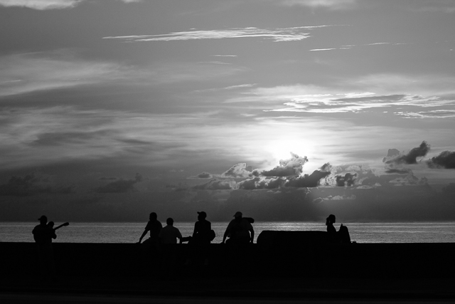 La jeunesse cubaine sur le Malecon - La Havane - Cuba - Photo de Charles GUY