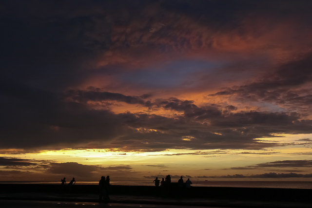 La jeunesse cubaine sur le Malecon - La Havane - Cuba - Photo de Charles GUY