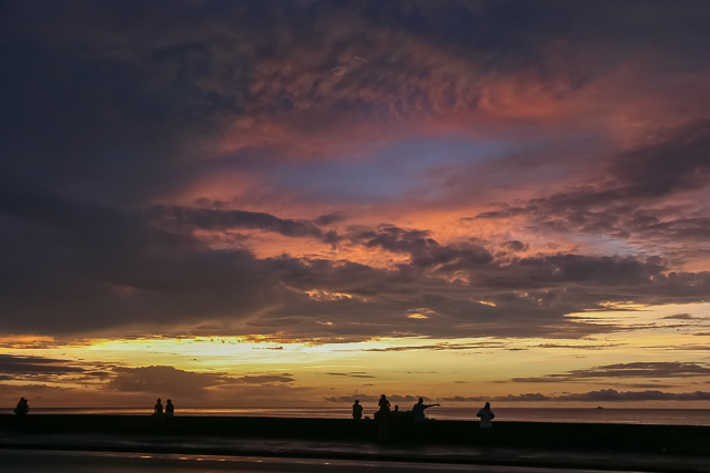 La jeunesse cubaine sur le Malecon - La Havane - Cuba - Photo de Charles GUY