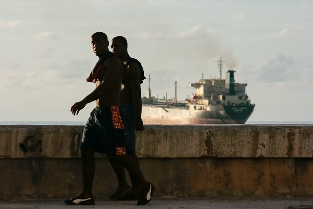 La jeunesse cubaine sur le Malecon - La Havane - Cuba - Photo de Charles GUY