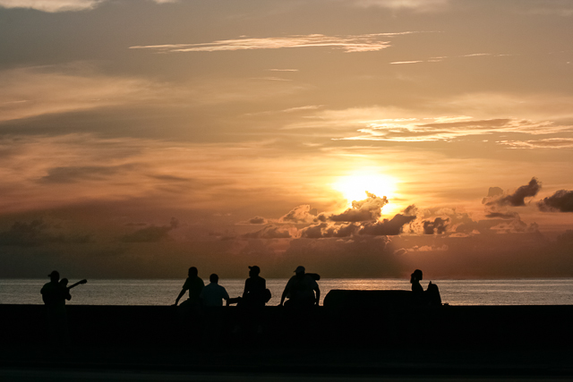 La jeunesse cubaine sur le Malecon - La Havane - Cuba - Photo de Charles GUY