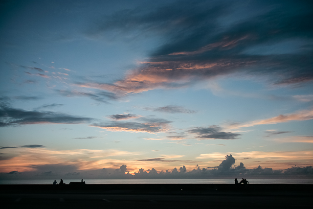 La jeunesse cubaine sur le Malecon - La Havane - Cuba - Photo de Charles GUY