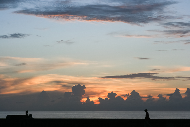 La jeunesse cubaine sur le Malecon - La Havane - Cuba - Photo de Charles GUY