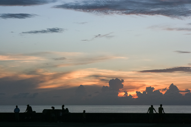 les-jeunes-cubains-sur-le-malecon-photos-de-cuba-collection-roll-in-la-habana-charles-guy-b-9