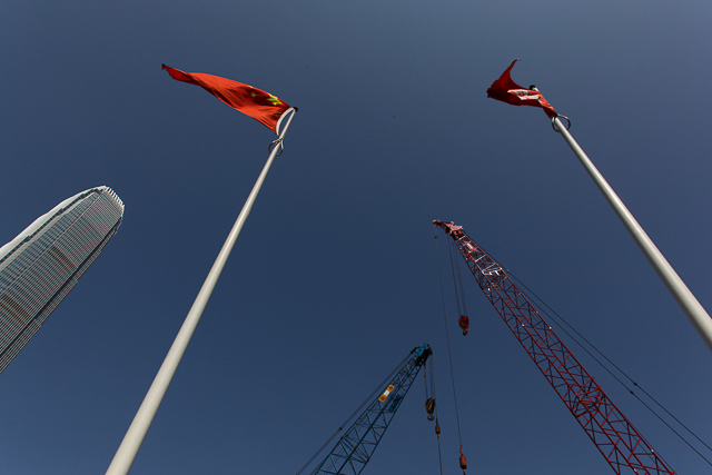 Drapeaux et grues - Hong Kong - Photo Charles GUY