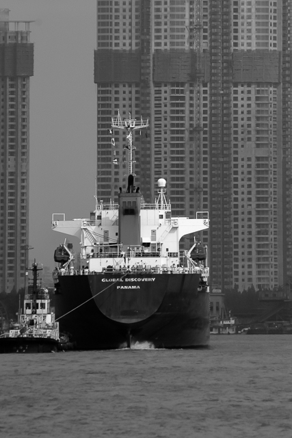 Traffic sur le Huangpu, bateaux, grues - Photos de Shanghai par Charles GUY