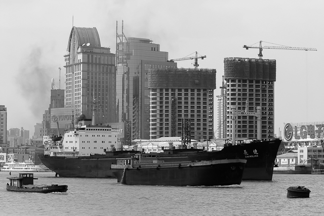 Traffic sur le Huangpu, bateaux, grues - Photos de Shanghai par Charles GUY