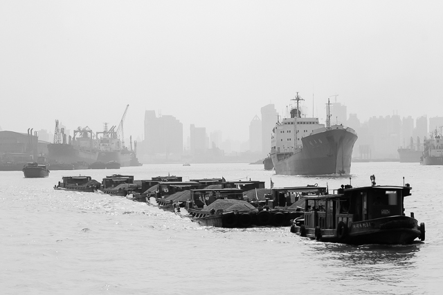 Traffic sur le Huangpu, bateaux, grues - Photos de Shanghai par Charles GUY