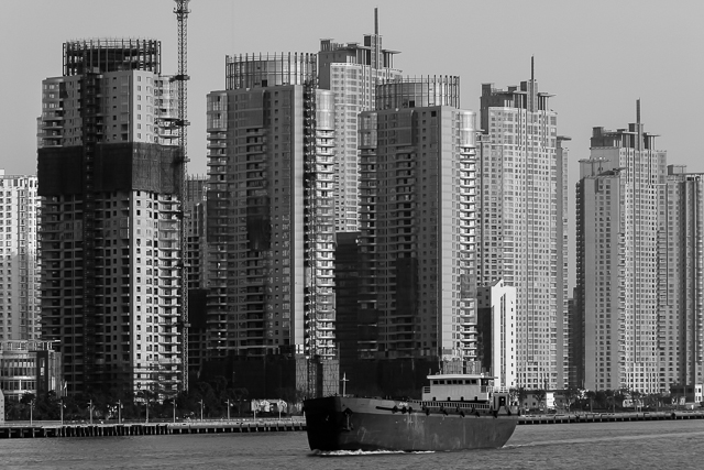 Traffic sur le Huangpu, bateaux, grues - Photos de Shanghai par Charles GUY