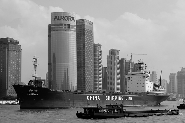 Traffic sur le Huangpu, bateaux, grues - Photos de Shanghai par Charles GUY