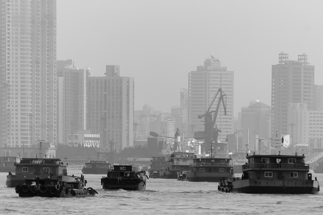 Traffic sur le Huangpu, bateaux, grues - Photos de Shanghai par Charles GUY