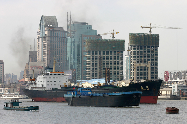 Traffic sur le Huangpu, bateaux, grues - Photos de Shanghai par Charles GUY