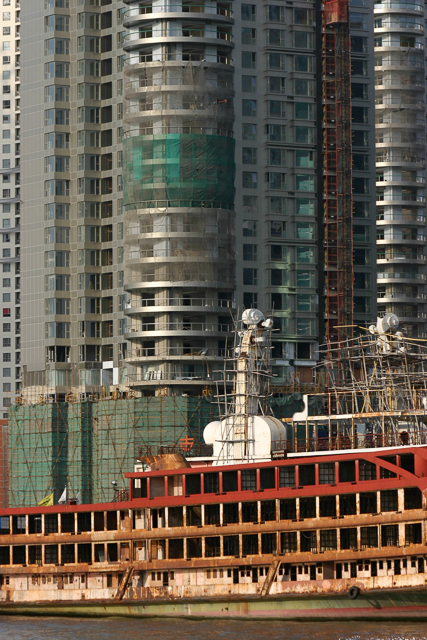 Traffic sur le Huangpu, bateaux, grues - Photos de Shanghai par Charles GUY