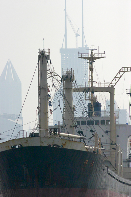 Traffic sur le Huangpu, bateaux, grues - Photos de Shanghai par Charles GUY