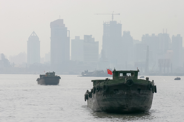 Traffic sur le Huangpu, bateaux, grues - Photos de Shanghai par Charles GUY