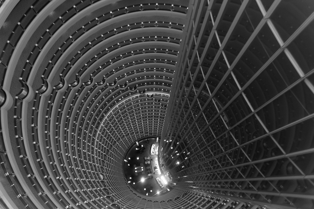 Plongée sur le bar du Grand Hyatt de la tour Jinmao à Shanghai - Photo de Charles Guy