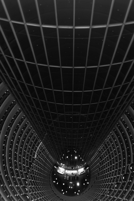 Plongée sur le bar du Grand Hyatt de la tour Jinmao à Shanghai - Photo de Charles Guy