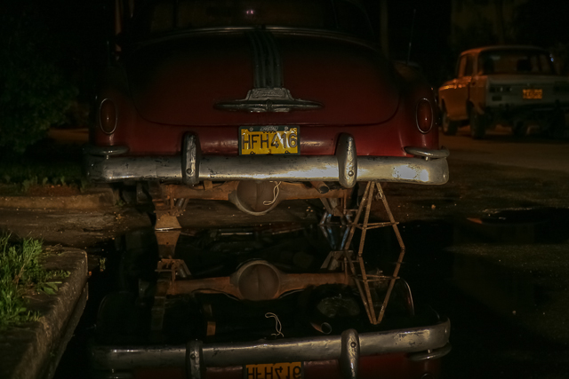 Garage en plein air - Voitures en panne - Photos de la série 