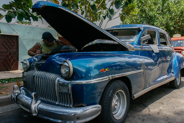 Garage en plein air - Voitures en panne - Photos de la série 