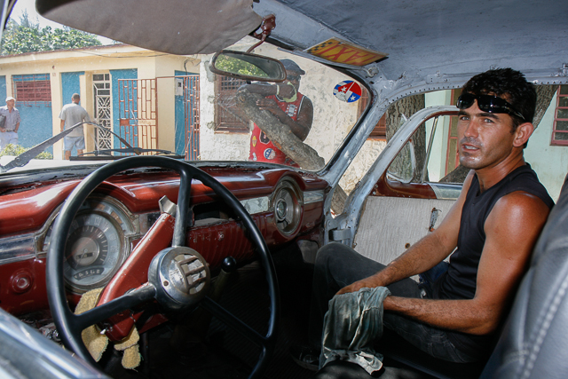 Garage en plein air - Voitures en panne - Photos de la série 